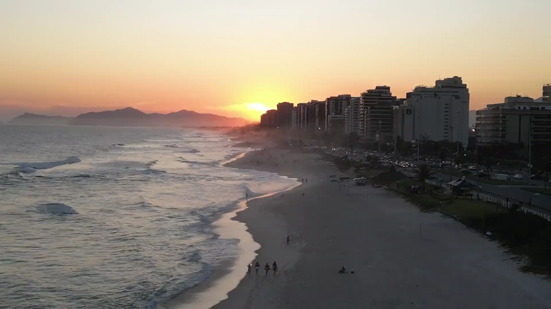 Pôr do sol na orla da Barra da Tijuca, visto do alto